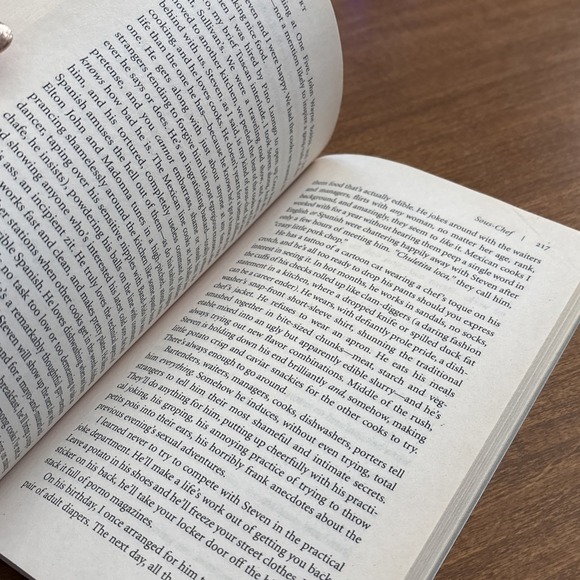 Kitchen Confidential: Adventures in the Culinary Underbelly by Bourdain, Anthony - Picture 5 of 6